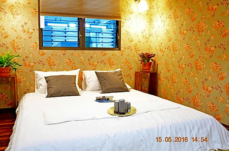 Goodfellas Thong lo Hostel #NO CHECK IN AFTER 5 PM-CHECK IN TIME NEEDED#