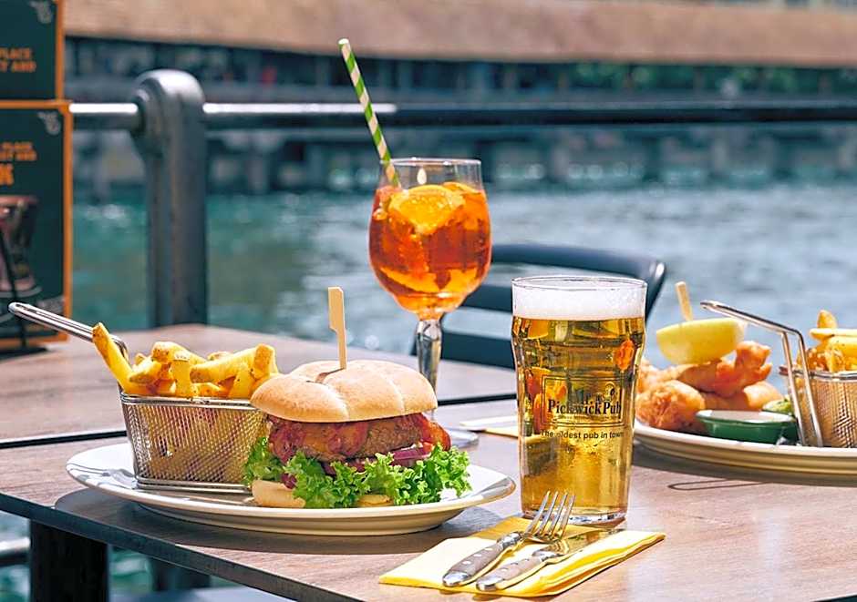 Hotel Pickwick and Pub "the room with a view"