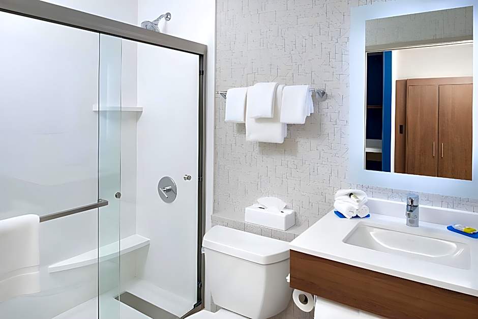 Holiday Inn Express & Suites Los Angeles Downtown West By IHG