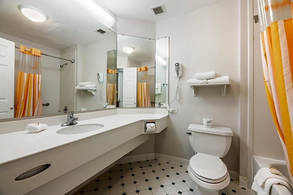 La Quinta by Wyndham Houston Bush IAH South