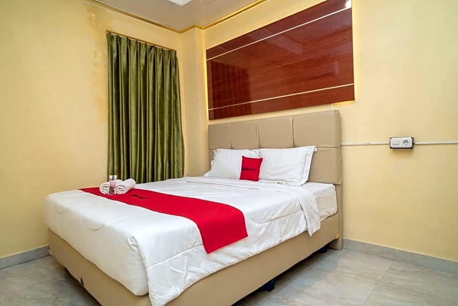 RedDoorz Plus Syariah near Pasar Turi