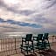 COUPLES GETAWAY, HONEYMOON SWEET, Perfectly Cozy Beach Front Condo with kitchen, pool, free parking,CHECK-IN AT DOOR