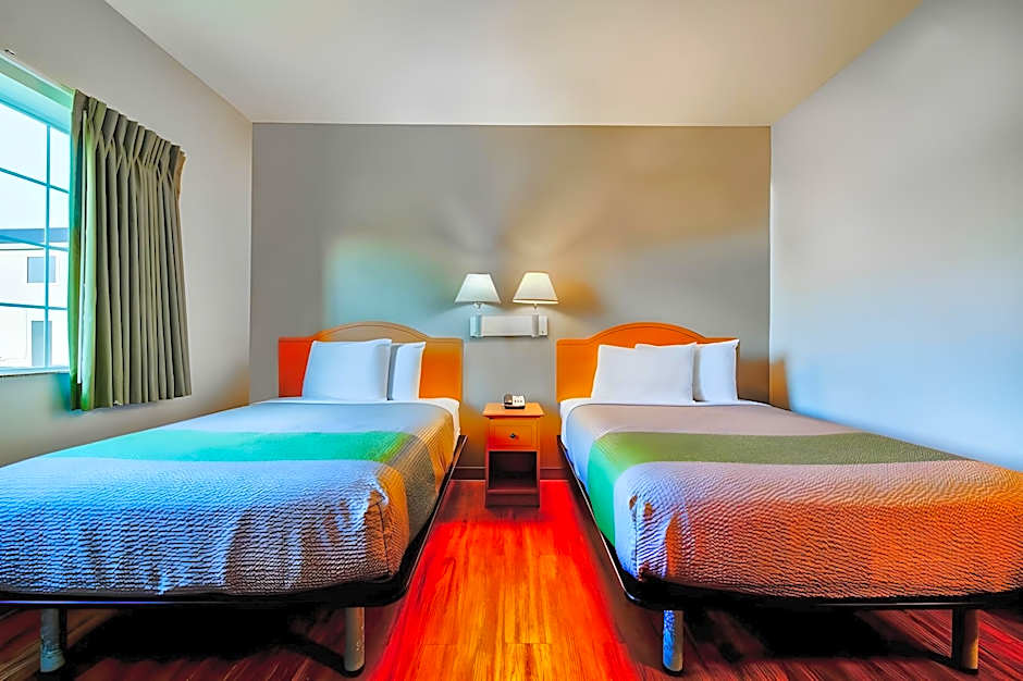 OYO Hotel Sulphur Kitchenette Daily Weekly Stays