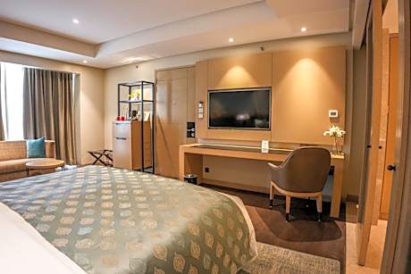 Executive Suite, Club Lounge Access, 1 King Bed  - INR 1000 F&B Credit, 1+1 on Selected Beverages (Happy Hours 17:00 -19:00 Hrs)