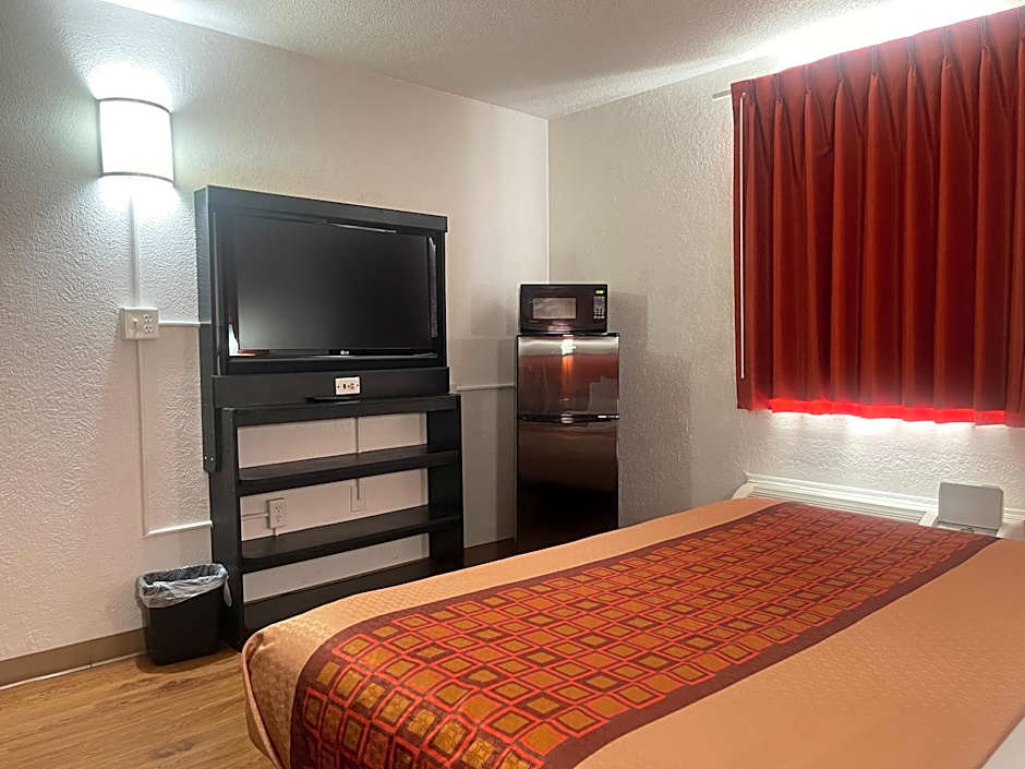 Regal 8 Inn & Suites