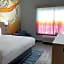 La Quinta Inn & Suites by Wyndham San Antonio Seaworld LAFB