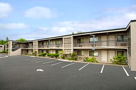 Travelodge by Wyndham Vancouver Lions Gate