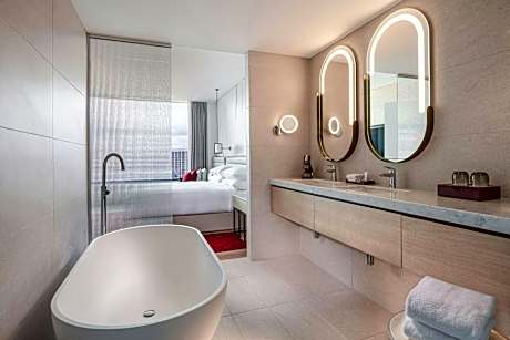 Overland Suite, Executive lounge access, 1 Bedroom Executive Suite, 1 King, City view
