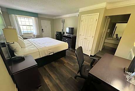 1 King Bed Non-Smoking