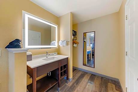 1 King Bed Non-Smoking Hot Tub Work Desk Microwave Fridge Wi-Fi Continental Breakfast