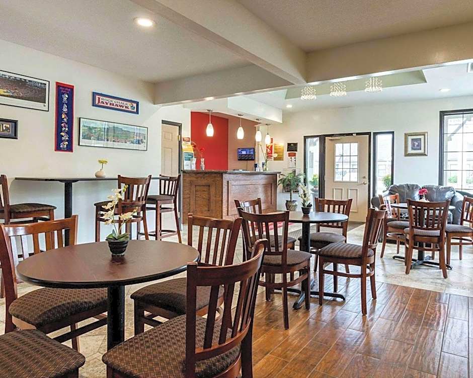 Econo Lodge Lawrence near University