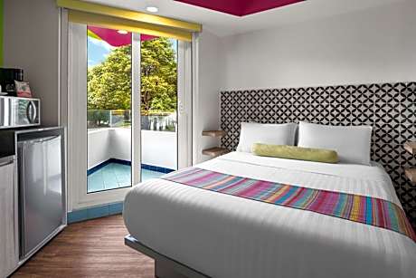 Queen Suite with Balcony - Non-Smoking