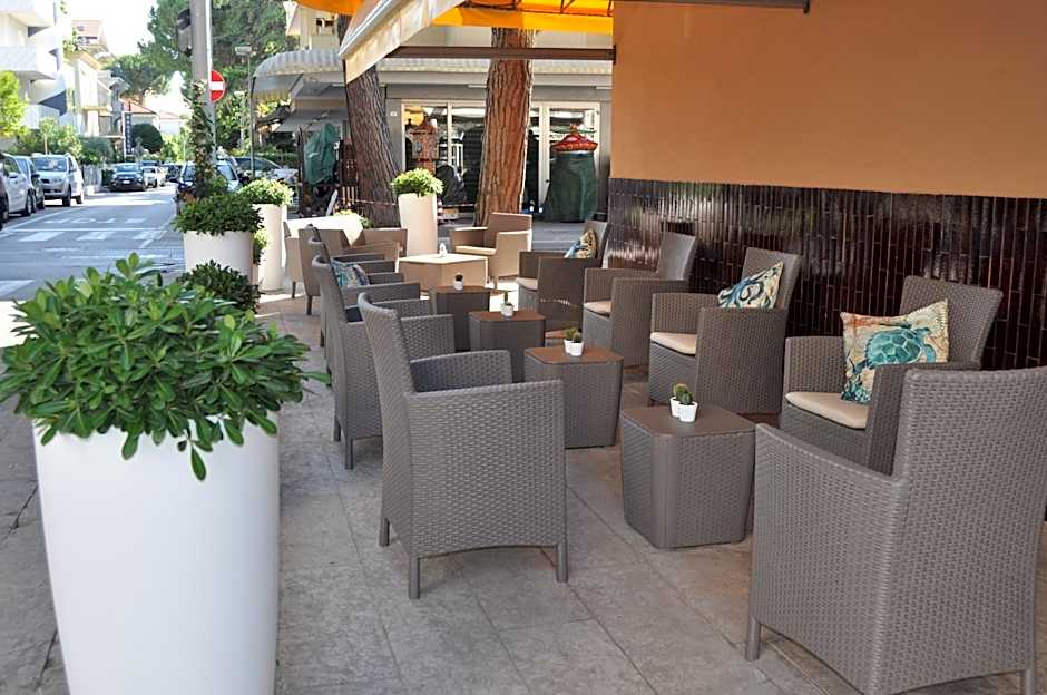 Hotel Susy - Ambienti rinnovati - direttamente su viale Dante e a due passi dal mare