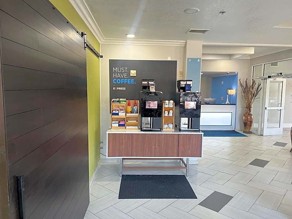 Holiday Inn Express Delano Highway 99 By IHG
