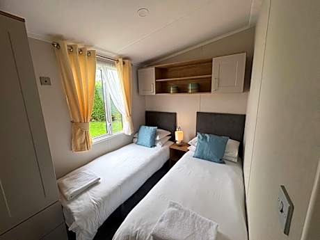 Luxury 2 Bedroom Caravan Hot Tub Pet Friendly