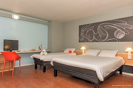 Standard Room with One Double Bed and Two Single Beds
