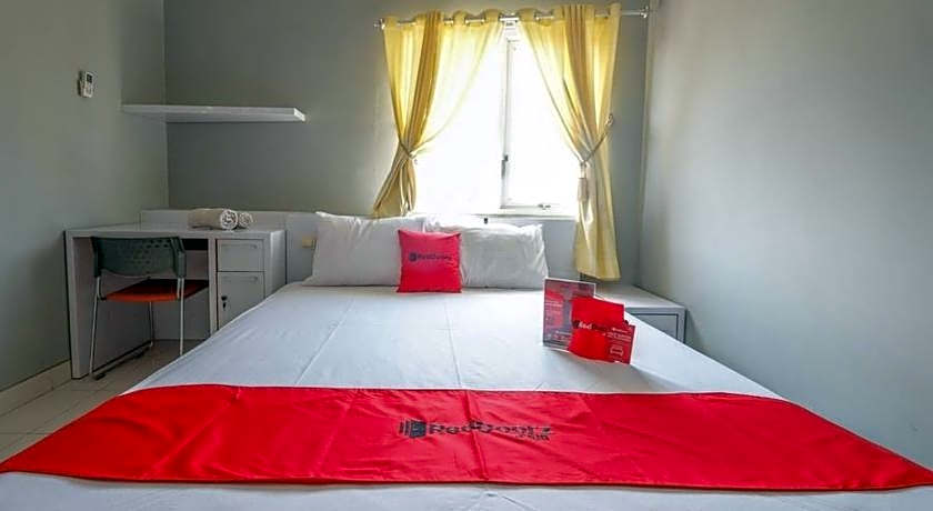 RedDoorz near Solo Square 3