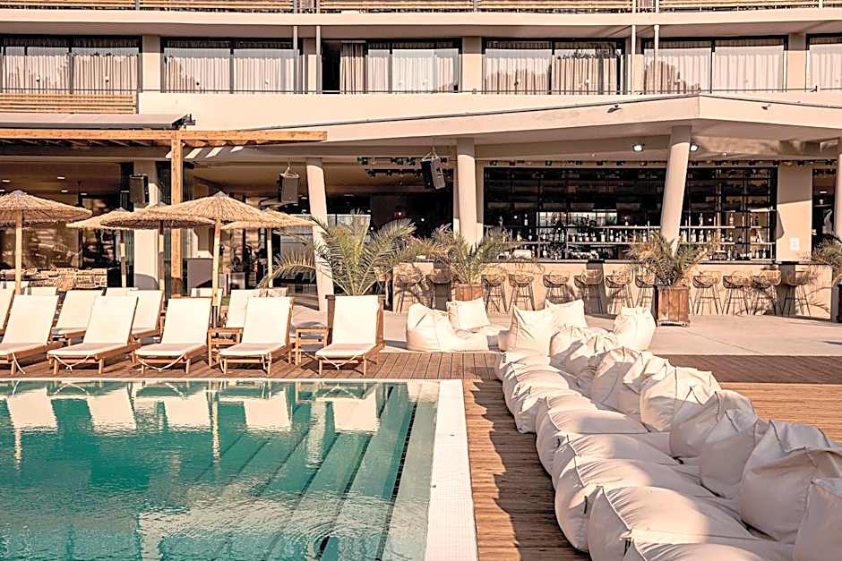 Sunny Beach Club - Adults Only #YouthfulVibes