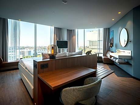 Superior King City view with Bath tub