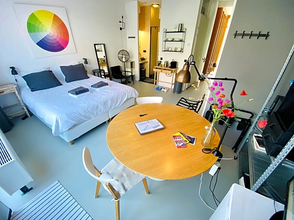 Private studio, patio garden and free car parking