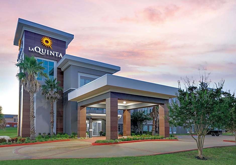 La Quinta Inn & Suites by Wyndham Jacksonville TX