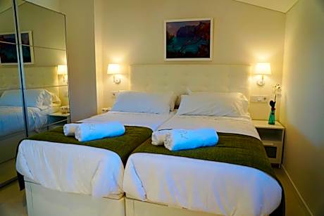 Standard Twin Room with Mountain View