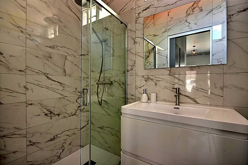 LES TOITS DU VIEUX-PORT