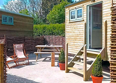 Caddys Corner Lodges