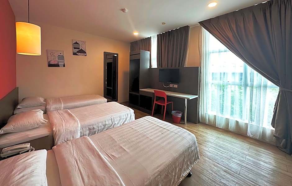 Foto 1 daripada 8 — Deluxe 3 Single Beds