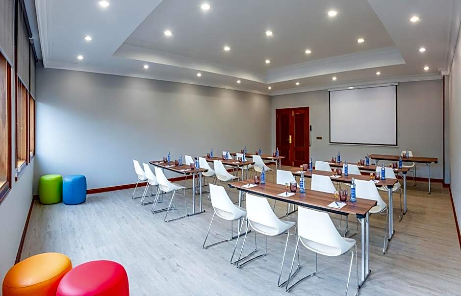 Hotel Santiago Plaza Affiliated by Meliá