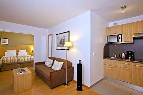 Apartment (4 People) with Residence services