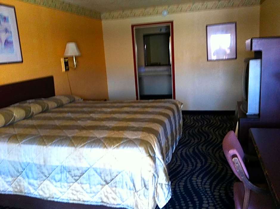 Photo 1 of 18 of Deluxe Inn Kilgore