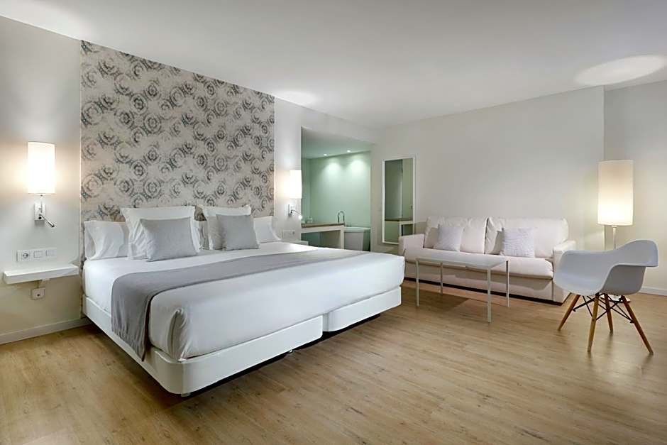 Photo 1 of 5 of Junior Suite, Pool View