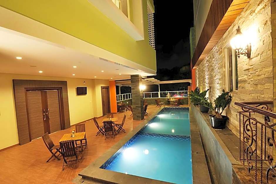 Pose In Hotel Solo