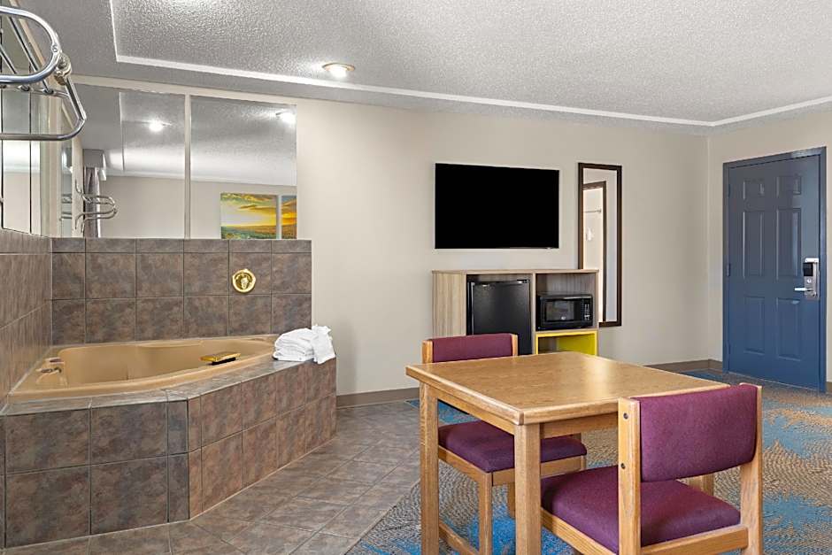 Days Inn by Wyndham Jamestown