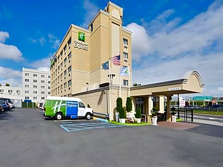 Holiday Inn Express LaGuardia Airport By IHG
