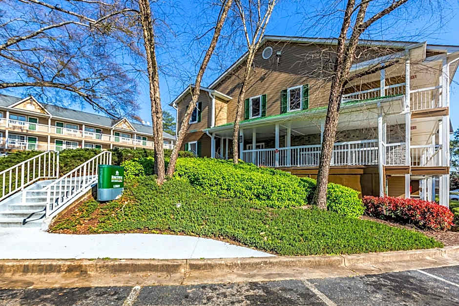 HomeTowne Studios by Red Roof Atlanta - Norcross Downtown