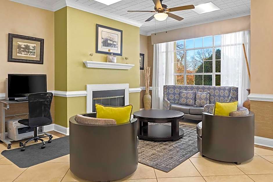 Quality Inn Fayetteville Near Historic Downtown Square