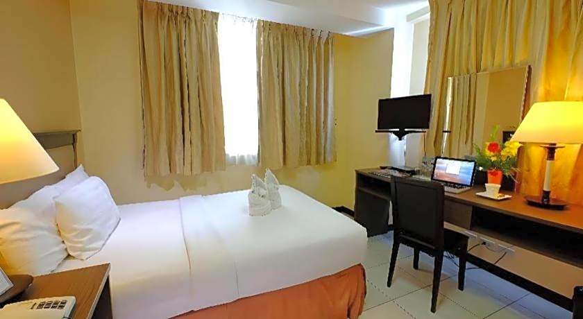 OYO 187 The Maxwell Hotel