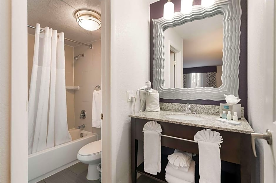 Clarion Inn & Suites Across From Universal Orlando Resort