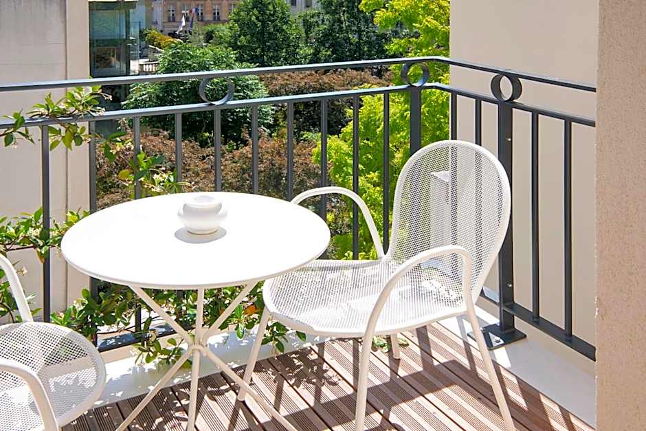 Perpetual Elysee Montaigne