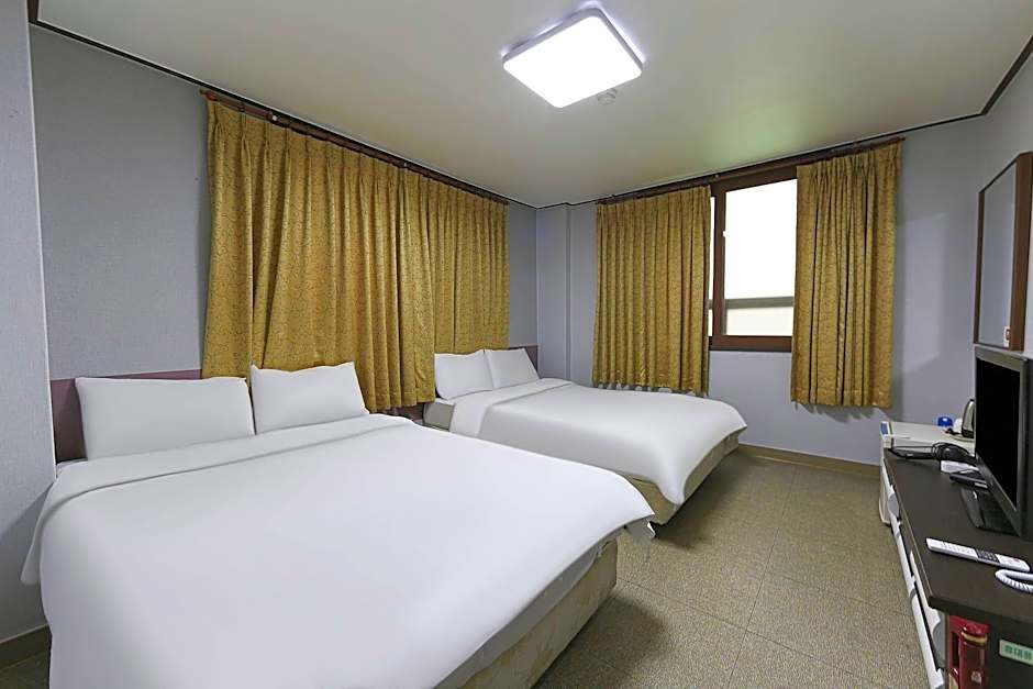 New Manhattan Tourist Hotel