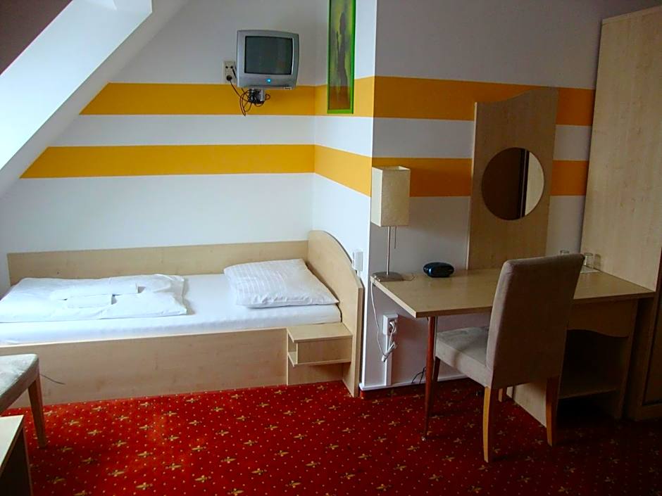 Photo 1 of 4 of Single Room