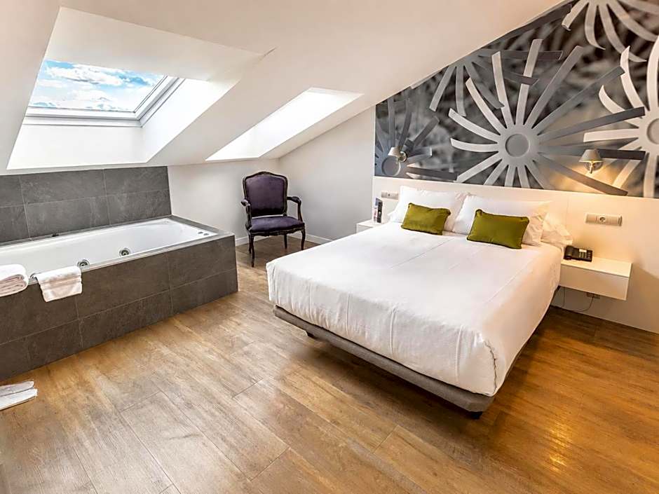 Deluxe 1 Bedroom Apartment — 17 fotoğraftan 1. fotoğraf