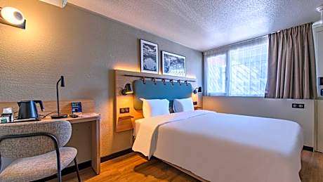 Standard Room - 1 Queen Bed