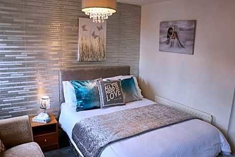 Apartment-Comfort-Ensuite with Shower-Street View