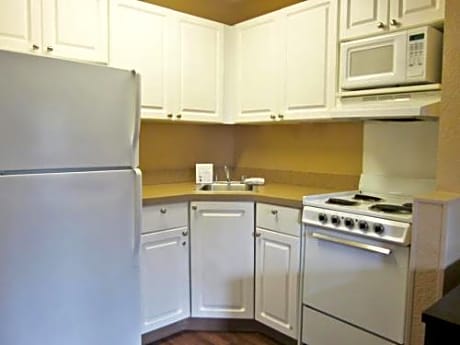 Deluxe Studio with 1 Queen Bed - Non-Smoking