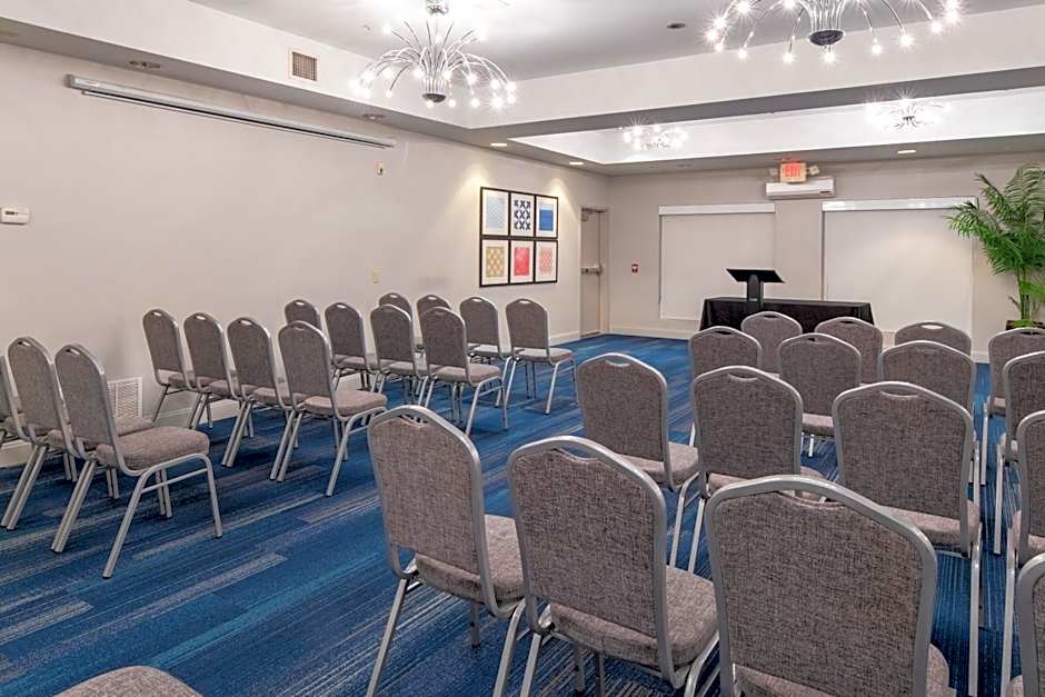 Holiday Inn Express Hotel & Suites Dallas South - DeSoto By IHG