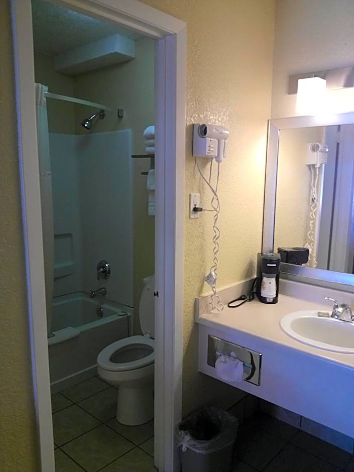 Super 8 by Wyndham Kerrville TX