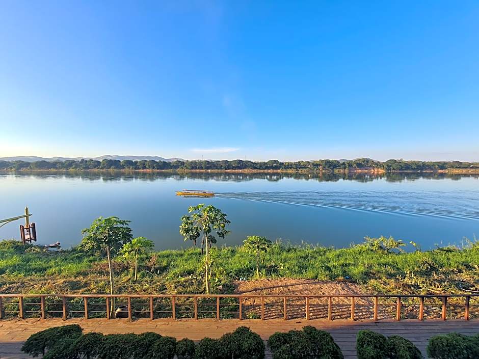 Chiangkhan River Walk Hotel